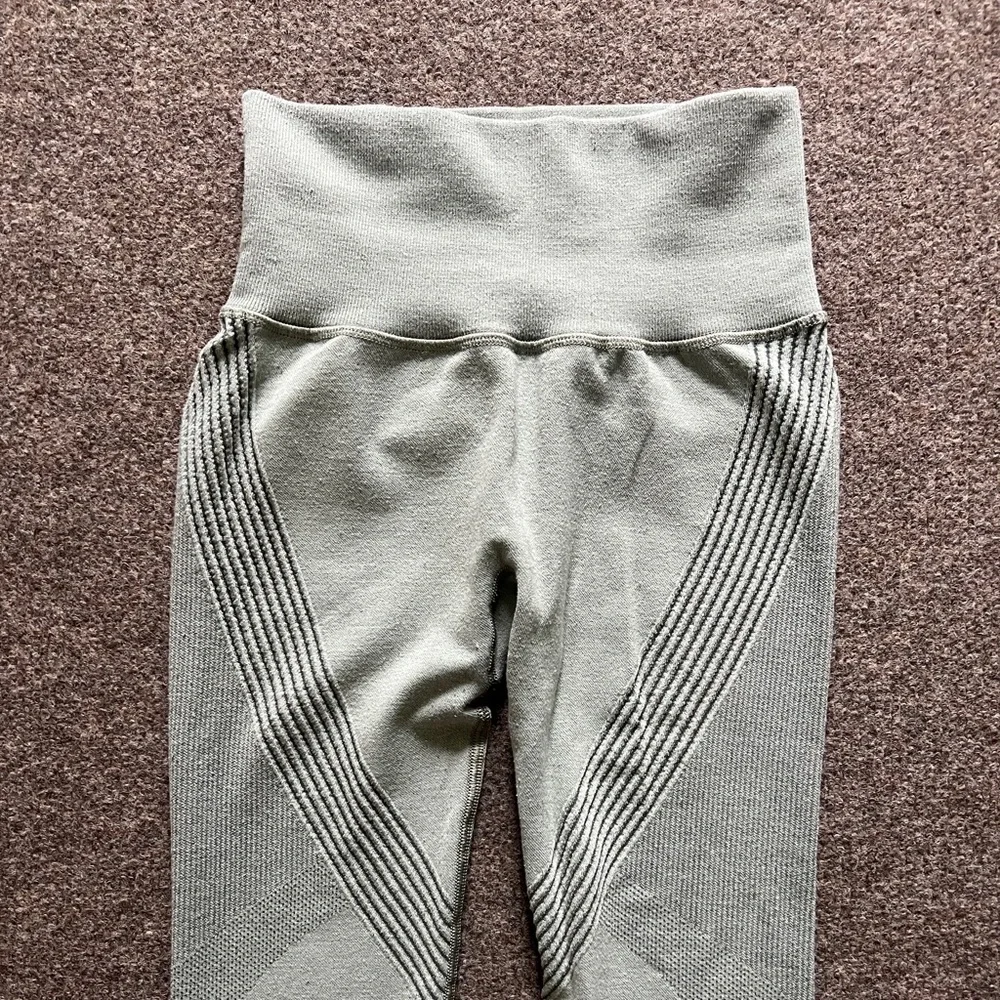 Lululemon Aerial Silk Tight Grey Sage Green Seamless Knit Leggings 28” Size 2_5